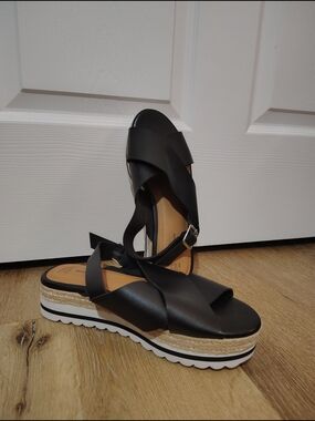 Time and Tru Black Crisscross Platform Espadrille Sandals